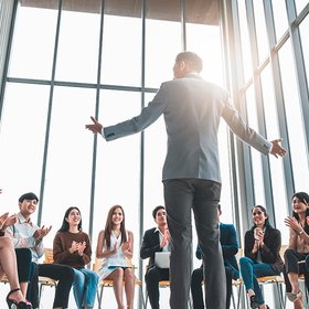 78% работодателей не будут повышать зарплату сотрудникам до конца года. 43% отказались от премий