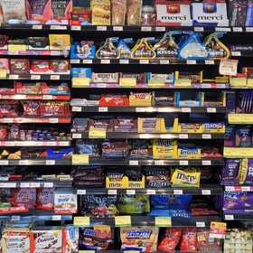 «Всю вредную для здоровья еду точно так же надо спрятать, как табачную и алкогольную продукцию, а еще лучше совсем запретить», — президент Российской ассоциации общественного здоровья Андрей Демин