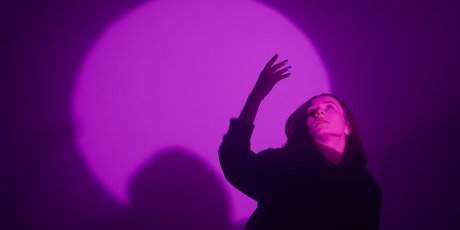 «Эффект прожектора» на собеседовании: почему мы краснеем и путаемся и как этого избежать