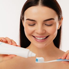 В Великобритании с помощью волос создали зубную пасту, которая восстанавливает эмаль