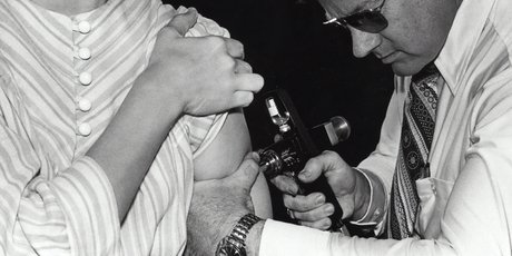 Книгу блогера о вреде прививок сняли с продаж. Врачи критиковали ее за антинаучность