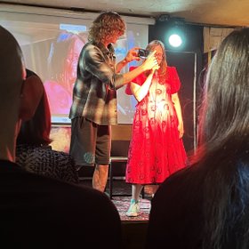 «Главный принцип отбора — поэт должен весить меньше 63,5 кг»: как я сходила на самый странный поэтический вечер Москвы