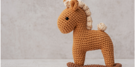 В соцсетях вирусится шерстяной конь в натуральную величину – девушка вязала его крючком 16 дней!