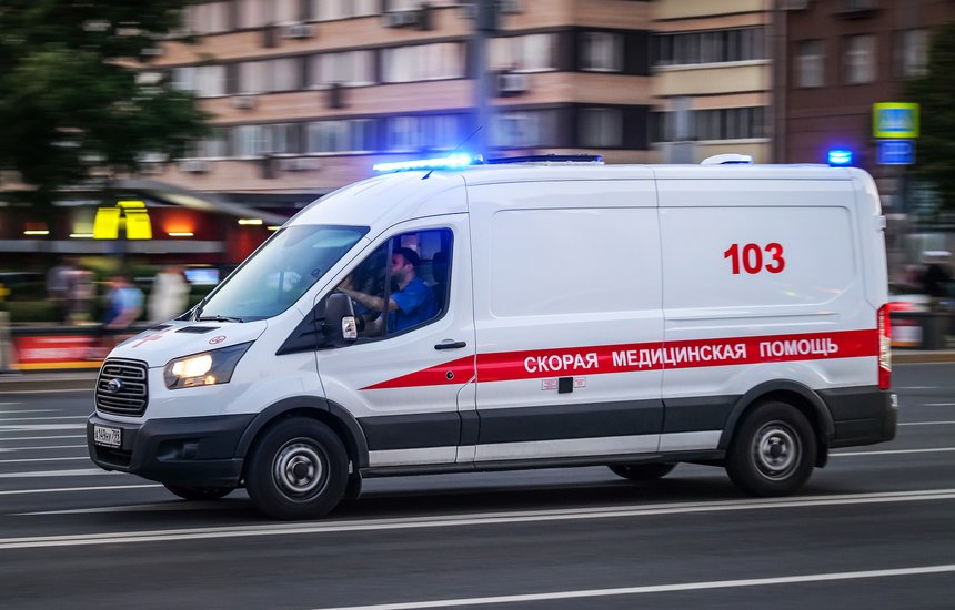 двигатель, авто, сирена, цвет, город, москва, размытость, размытый, жизнь, скорость, транспортное средство, белый, машина, дорога, улица, медсестра, городской пейзаж, проспект, срочно, размытость движения, спасение, фургон, движение, здоровье, оперативный, скорая помощь, транспорт, врач, быстрый, фельдшер;