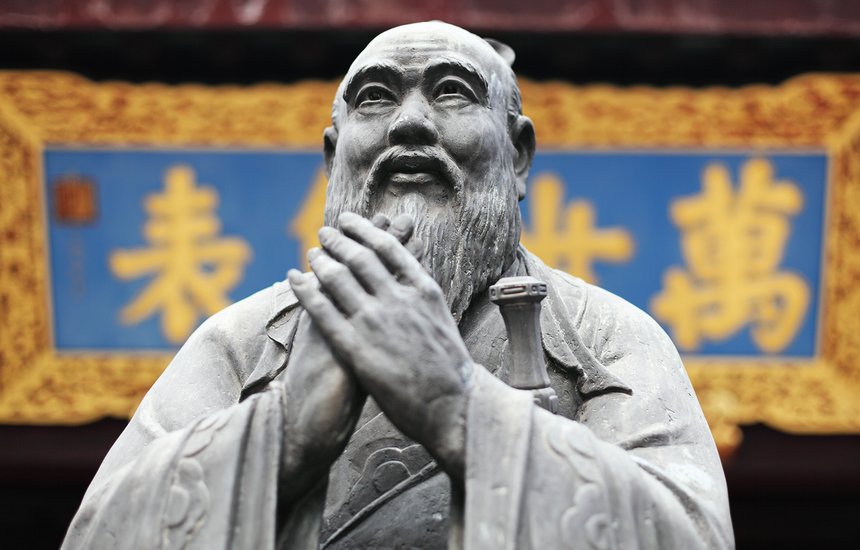Статуя Конфуция в Конфуцианском храме в Шанхае