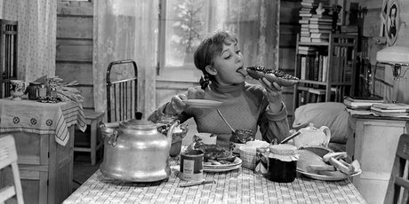 Как не переедать, работая из дома: советы диетолога и полезные перекусы