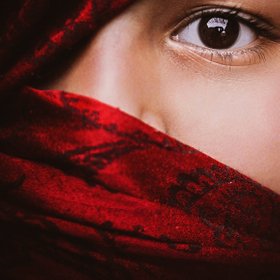 «Я жила как запуганный зверек и постоянно ждала новых ударов»: история девочки, которую выдали замуж в 9 лет