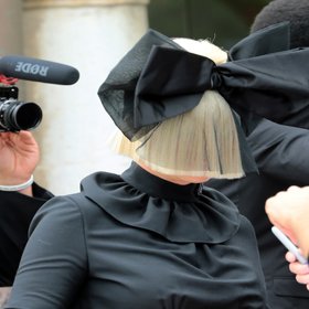 $250 тыс. в месяц — столько требует бывший муж певицы Sia в качестве компенсации после развода