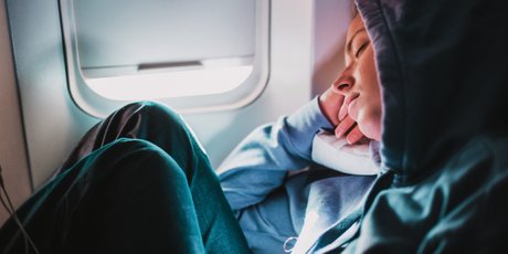 7 советов, которые помогут заснуть в самолете