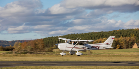 18-летний американец путешествует по миру на одноместном самолете. Его цель — посетить все материки