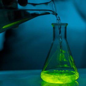 Ученого-любителя из Великобритании арестовали после вызова скорой, власти нашли в его сарае «зелья, смертельные яды и радиоактивные вещества»