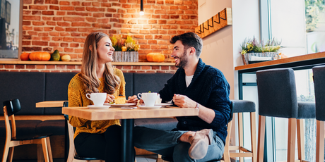 68% россиян считают, что счет в кафе или в ресторане должен оплачивать мужчина