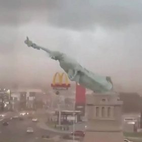В Бразилии упала 24-метровая статуя Свободы: как и почему это случилось