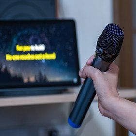 «Ф-ф-ф-фристайло — это заикание». Пользователи соцсетей подбирают диагнозы к строчкам из популярных песен