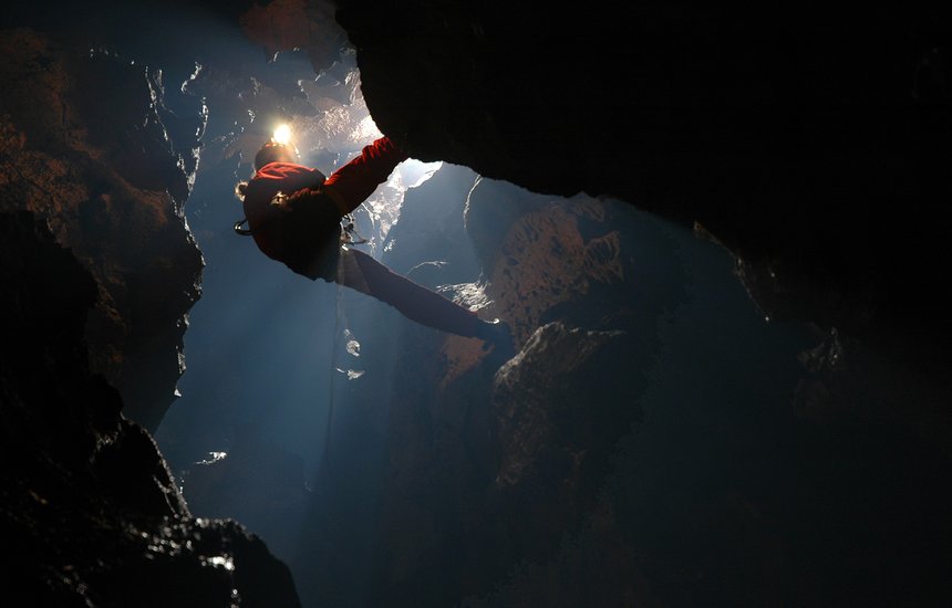 Спелеотуризм, тень, удаленный, безопасный, вниз, пространство, гора, спуск по веревке, известняк, безопасность, яма, скалолазание, экстремальный, подвешивание, выбоина, пещера, исследование, спелеолог, тень, фотография, спелеология, приключение, свет, под землей, спуск по веревке, силуэт, спелеология, спуск по веревке, веревка, опасный, вертикальный, геология, скала, темнота, копия, бездна, шахта, спуск, преследующий, руда, черный, спуск по веревке, благоговение, подземелье, камень, дыра, исследование, спелеология, вызов, спорт;