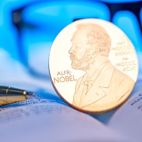 С нобелевским лауреатом не смогли связаться, потому что он ушел в поход и «живет свою лучшую жизнь»