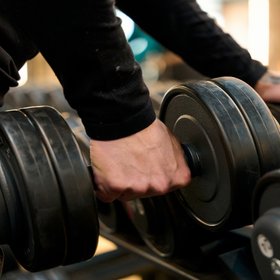 От 90 до 119 минут в неделю — столько времени нужно заниматься силовыми тренировками для предотвращения болезней сердца и болезни Альцгеймера