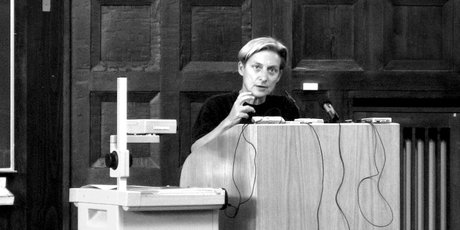 Баттл москвоведов, дискуссия публичных интеллектуалок и лекция о стрессе от праздников: события на этой неделе