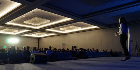 «Начитать сто часов лекций»: как стать популярным лектором, если тебе 25 лет