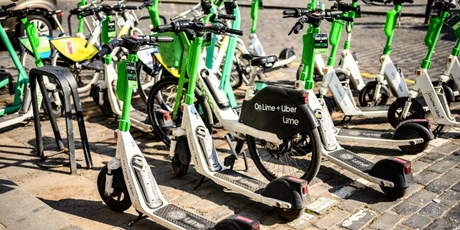 «Если водитель хочет гонять на электросамокате, пусть будет готов заниматься бесплатной доставкой продуктов и лекарств пожилым людям», — председатель партии «Коммунисты России» Сергей Малинкович