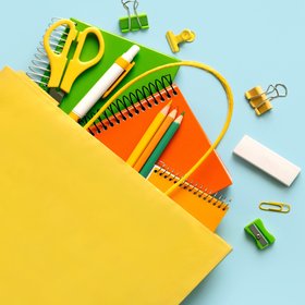 В соцсетях новый тренд на «аналоговые сумки» с кроссвордами, планерами и другими активностями, которые помогают оторваться от экранов гаджетов