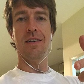 Суд ограничил в родительских правах Алекса Лесли — пикапера, который учит мужчин приставать к женщинам