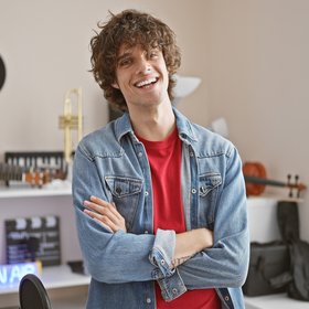 В США прошел конкурс демонстративных парней, где участники пили матча и читали книги вверх ногами