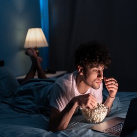 21 день — столько времени зумеры «гниют в кровати» в течение года