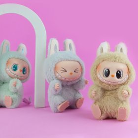 Монстры Labubu, за которыми взрослые люди стоят в очередях: что это за игрушки и почему все их хотят