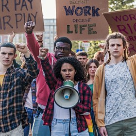 Зумеры не хотят работать после 40 лет и для этого практикуют «экстремальную экономию»