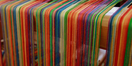 Ученые из Южной Кореи создали и окрасили ткань для одежды с помощью бактерий