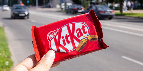 В Италии после кражи 413 тысяч батончиков KitKat производитель запустил онлайн-трекер проданных шоколадок - для вычисления воров