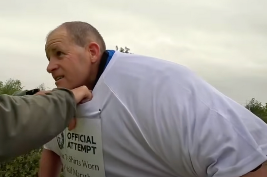 мужчина в футболках