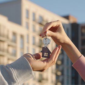 Приставы передали ключи от квартиры Долиной представителю Полины Лурье