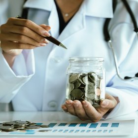 Врачи, инженеры и водители лидируют по уровню зарплат в России