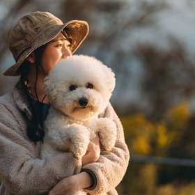 Хоббидоггинг: что это за тренд и зачем люди гуляют с невидимыми собаками