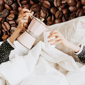 «Кофе без сахара и жирных добавок снижает риск смерти от всех причин»: анализируем исследования о кофе и кофеине