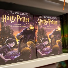 17 000 фунтов — за столько продали книгу«Гарри Поттер и философский камень», которая пролежала на чердаке 30 лет