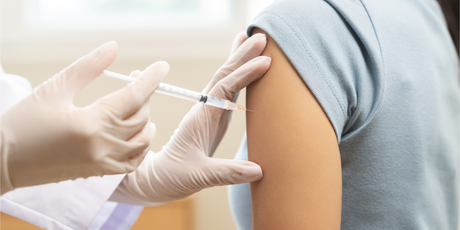 Больные раком, которые были привиты вакциной от коронавируса, живут дольше непривитых пациентов