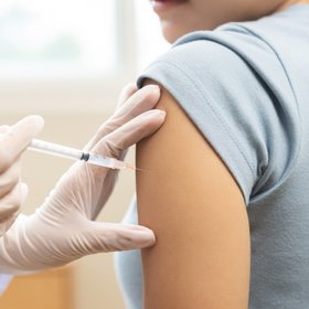 Больные раком, которые были привиты вакциной от коронавируса, живут дольше непривитых пациентов