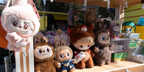 Зумеры оформляют страховку на своих Labubu перед путешествиями