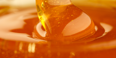 «Это буквально ведро конфеты». Тиктокеры стали есть пасту для депиляции