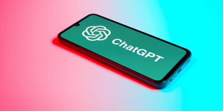 ChatGPT продолжает льстить пользователям: например, очень хвалит идею продавать экскременты на палочке