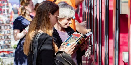 Куда сходить в Петербурге: бесплатное кино, книжный фестиваль и выставка картин Зураба Церетели