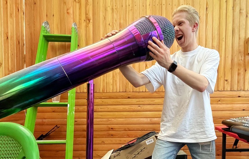 «Мы можем устроить концерт даже в открытом поле, если нам проведут электричество»: концертный звукорежиссер о тонкостях своей профессии