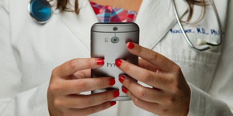 Защищаться от коронавируса и предохраняться: зачем врачи пришли в TikTok и чему они учат