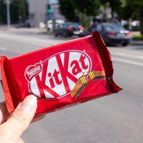 В Италии после кражи 413 тысяч батончиков KitKat производитель запустил онлайн-трекер проданных шоколадок - для вычисления воров