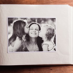 Все о Дне матери: как появился этот праздник, какой у него символ и когда его будут отмечать в 2025 году