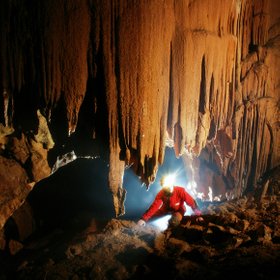 «В узком проходе мне камнем придавило шею. Я понял, что застрял»: для чего спелеотуристы спускаются в пещеры и что они там ищут