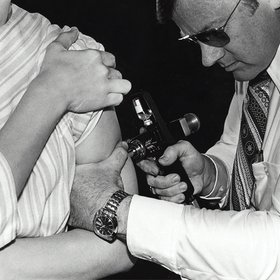 Книгу блогера о вреде прививок сняли с продаж. Врачи критиковали ее за антинаучность